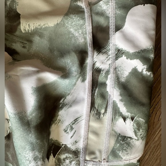 Athleta Ultimate Stash II Capri color Painted Energy Olive Size large, leggings - Picture 5 of 8